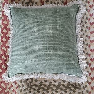 Tufted throw pillow